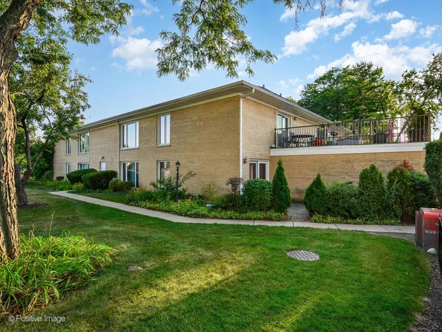 $249,900 | 1322 South New Wilke Road, Unit 1C, Arlington Heights, IL 60005