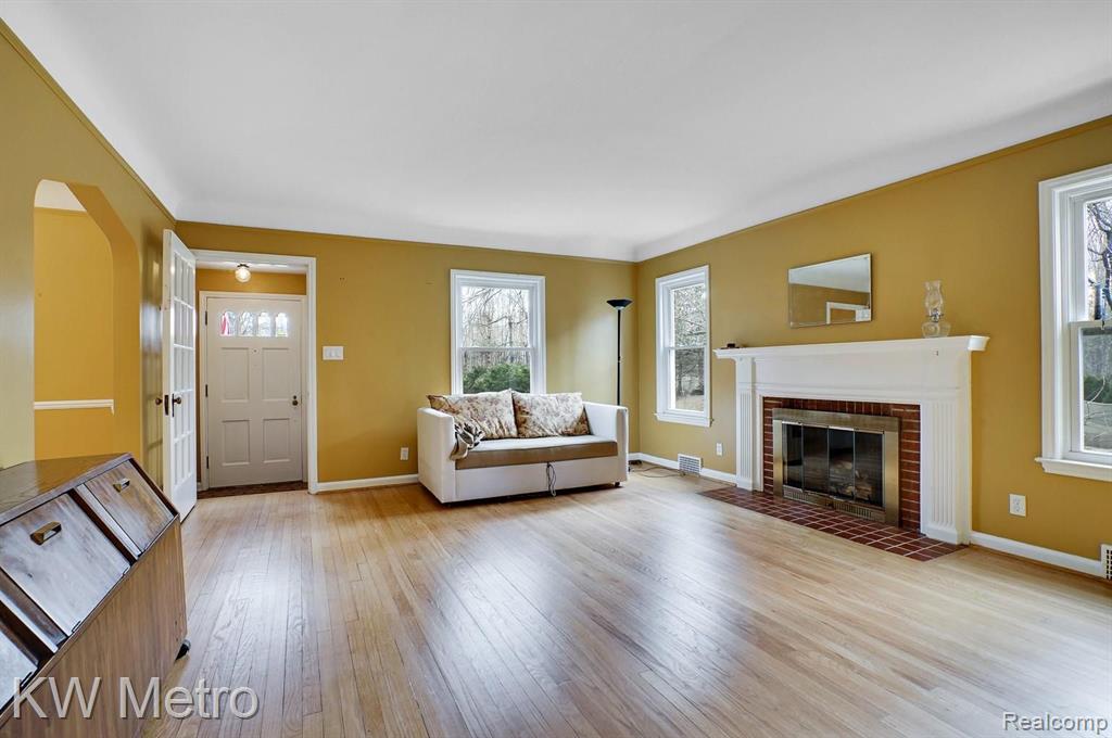 31675 Lahser Road Beverly Hills, MI 48025 - Photo 3 of 28