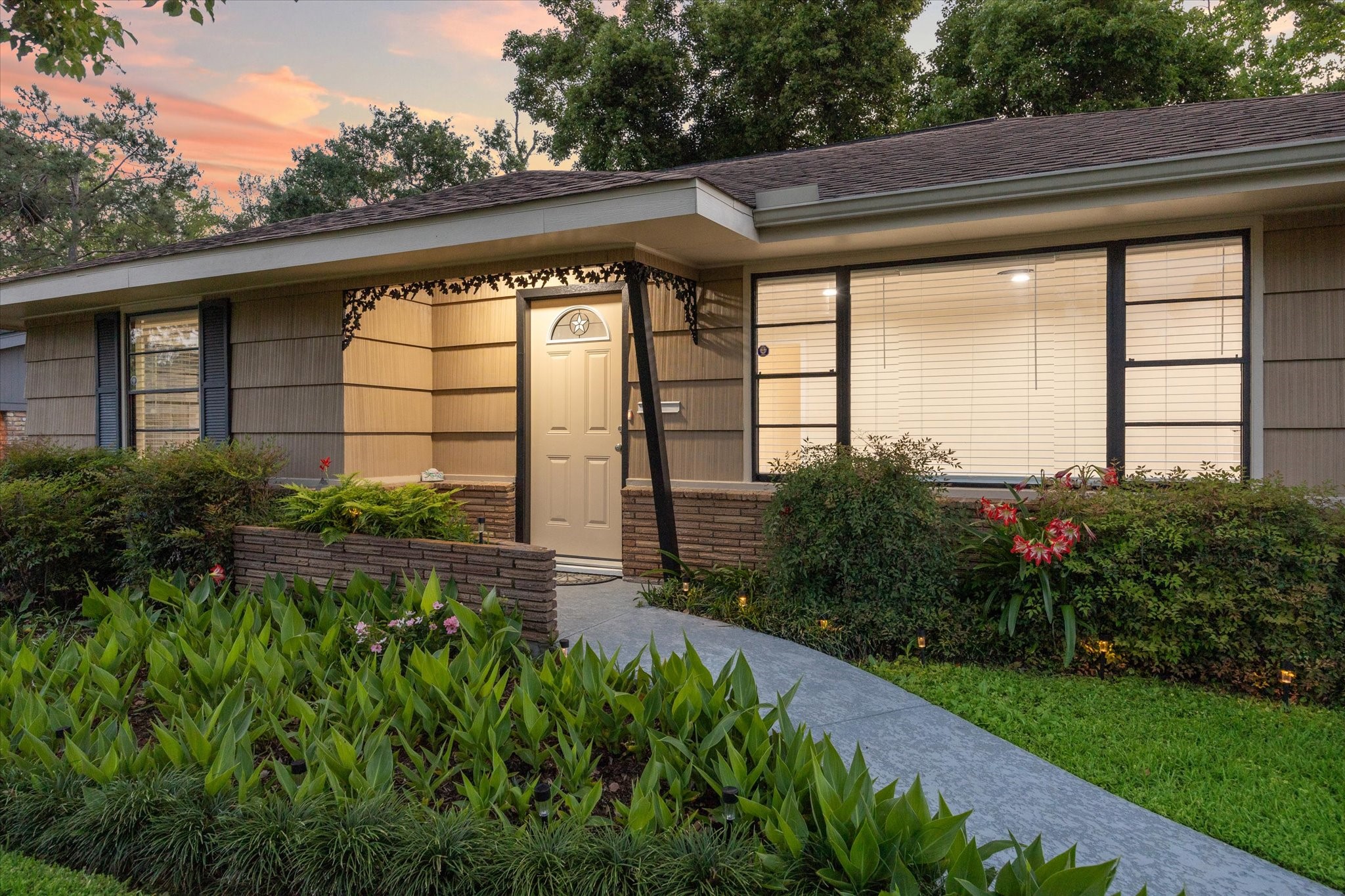 1309 Centennial Drive Houston, TX 77055 - Photo 4 of 33 a view of a backyard with plants
