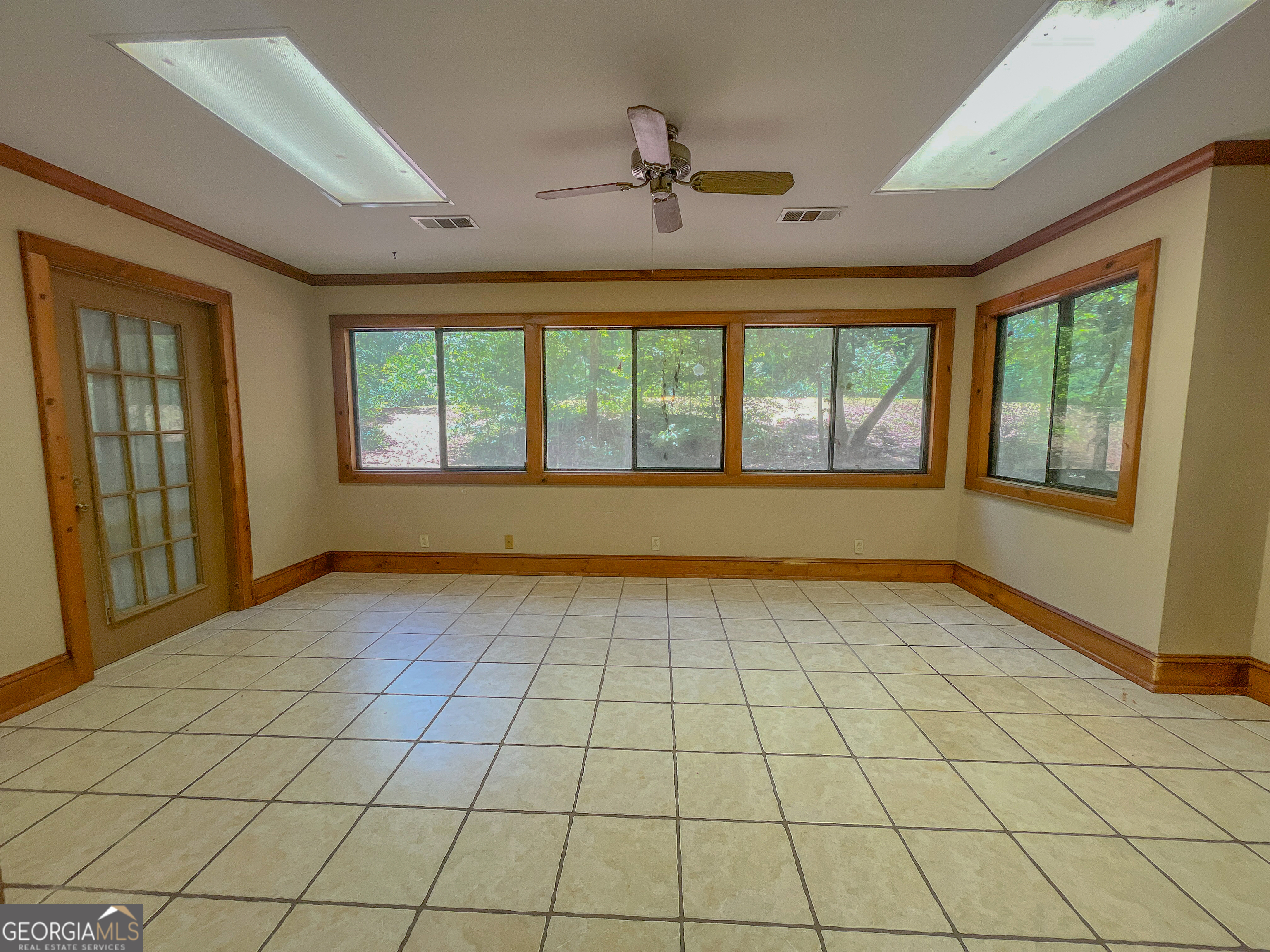 3222 Highway 80 Dublin, GA 31021 - Photo 16 of 49 a view of an empty room and window