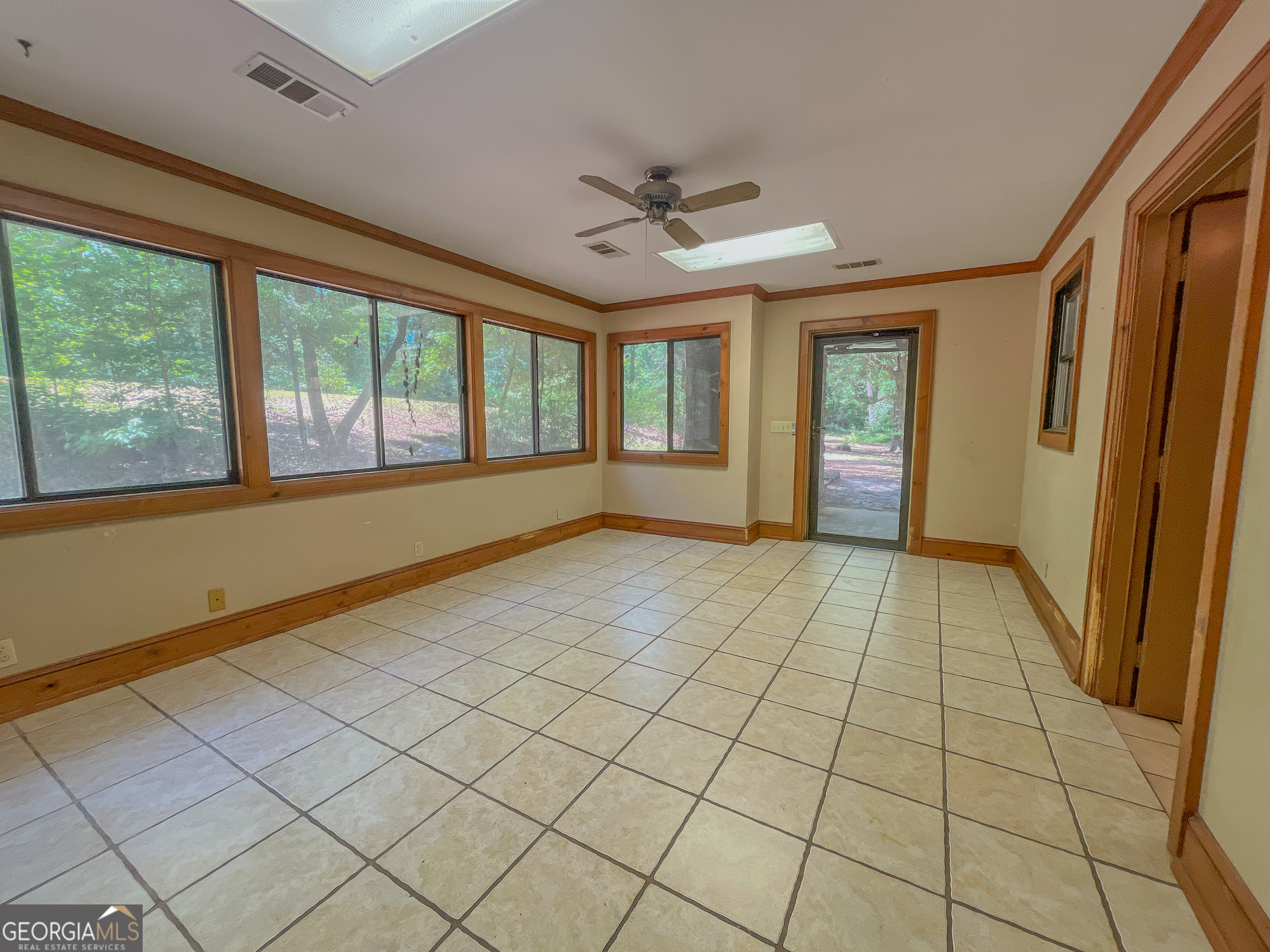 3222 Highway 80 Dublin, GA 31021 - Photo 17 of 49 a view of an empty room and window