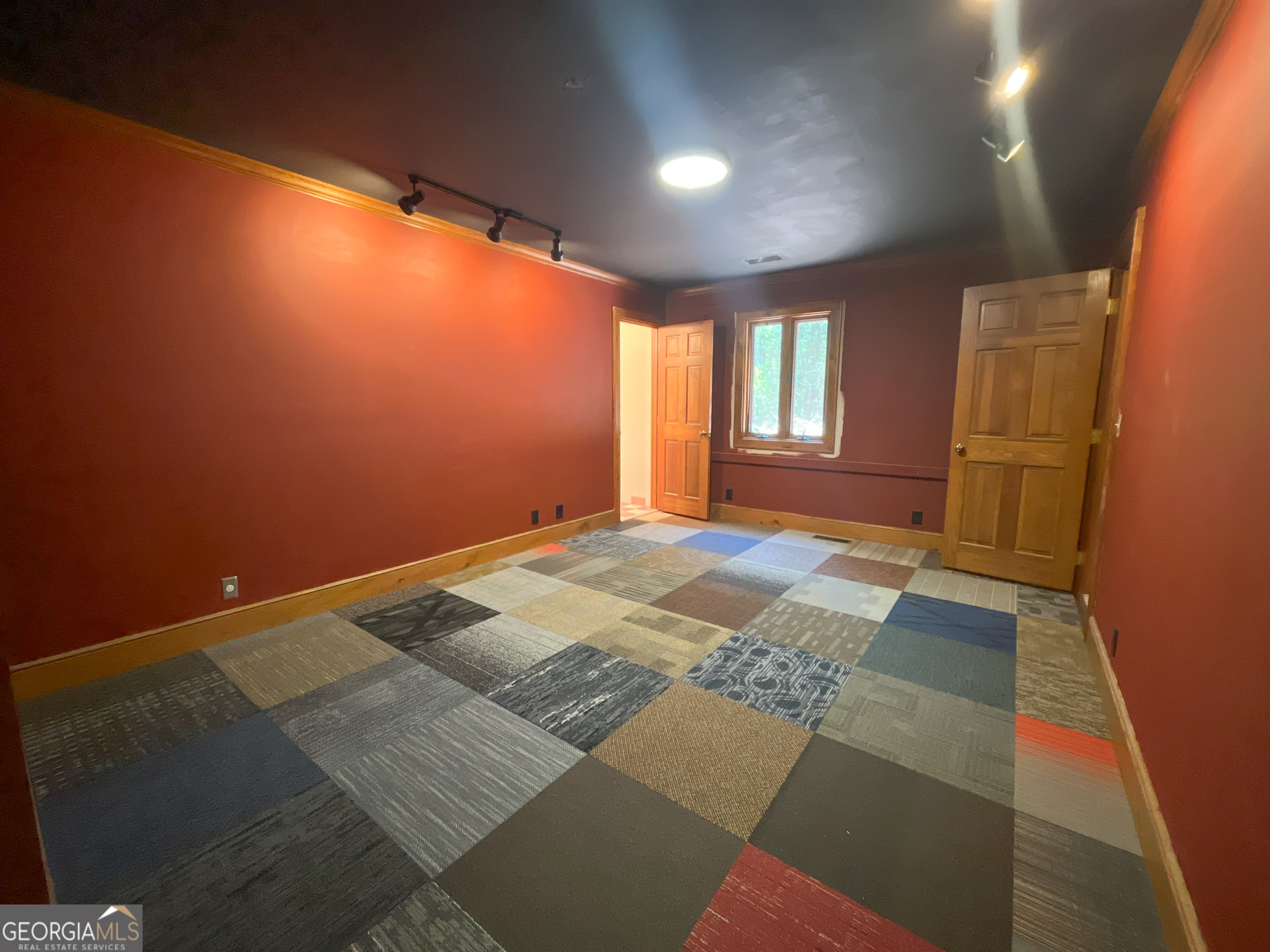 3222 Highway 80 Dublin, GA 31021 - Photo 34 of 49 an empty room with windows