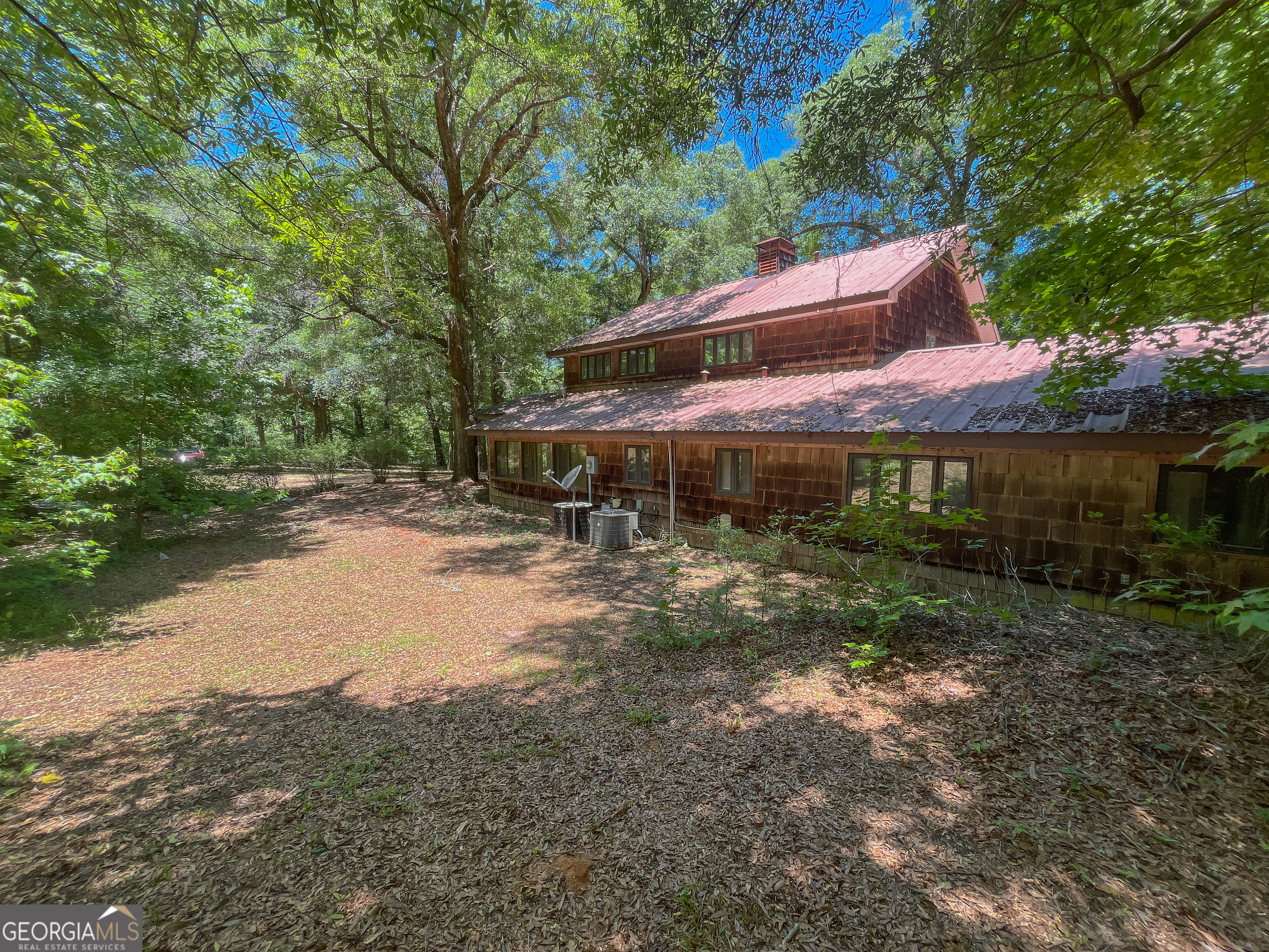 3222 Highway 80 Dublin, GA 31021 - Photo 43 of 49 a backyard of a house with table and chairs under an umbrella