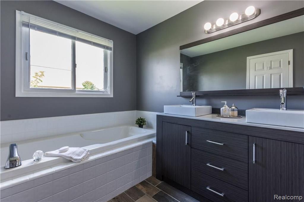 1865 South Shore Drive Rochester Hills, MI 48307 - Photo 23 of 47