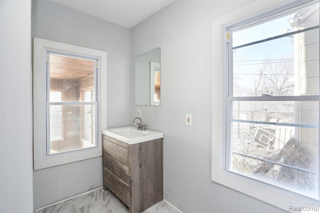 21019 Waltham Road Warren, MI 48089 - Photo 10 of 17