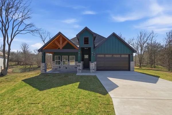 $359,900 | 131 East Keomuku Lane, Bastrop, TX 78602