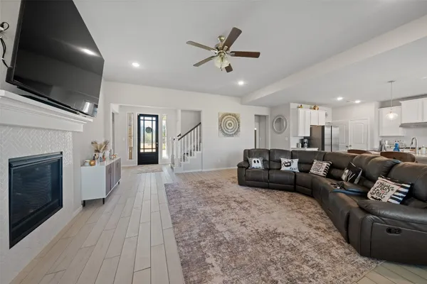 $634,900 | 225 Peninsula Point Drive, Montgomery, TX 77356