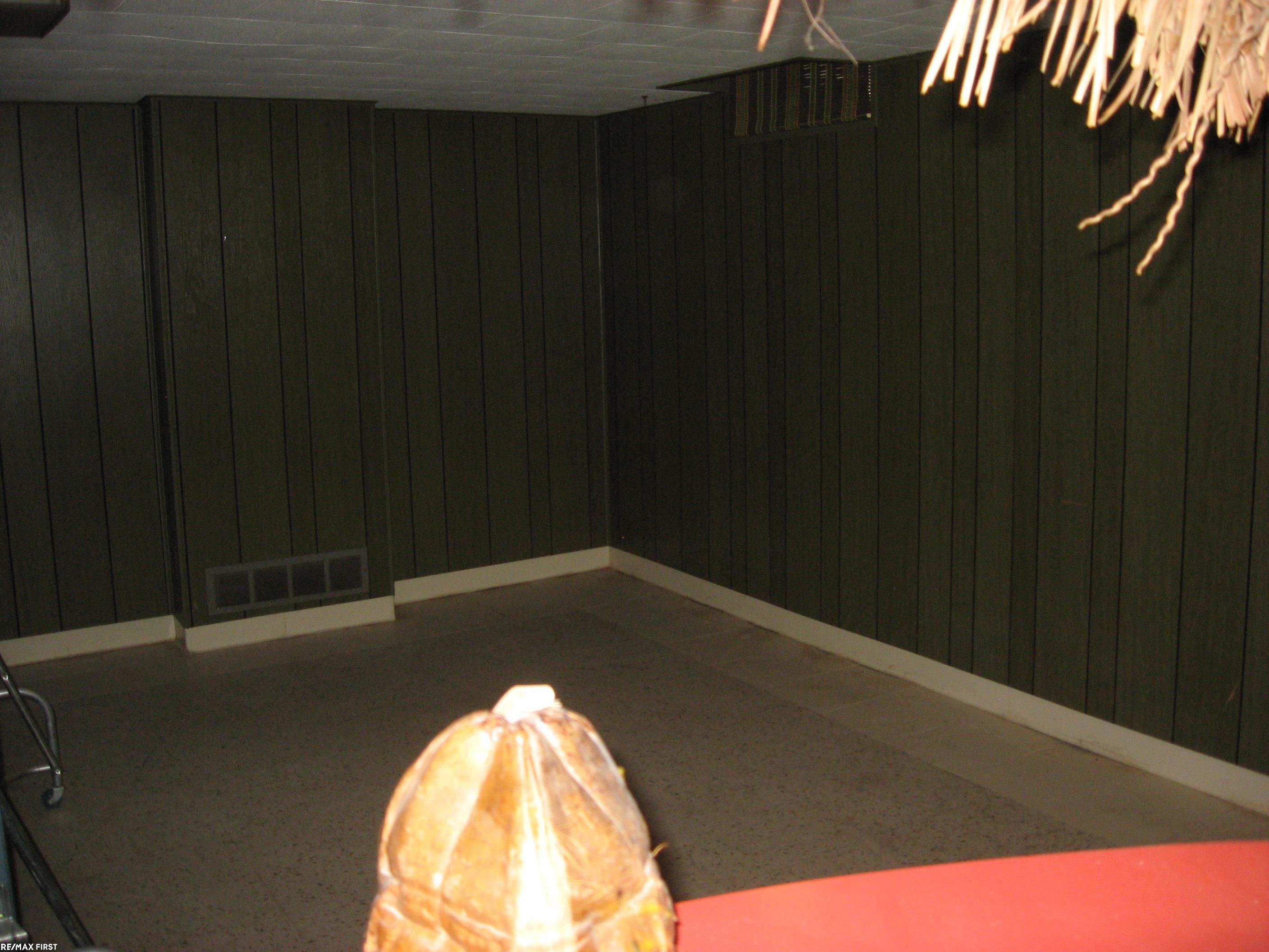 24624 Ridgecroft Avenue Eastpointe, MI 48021 - Photo 19 of 19 50094116-18.JPG