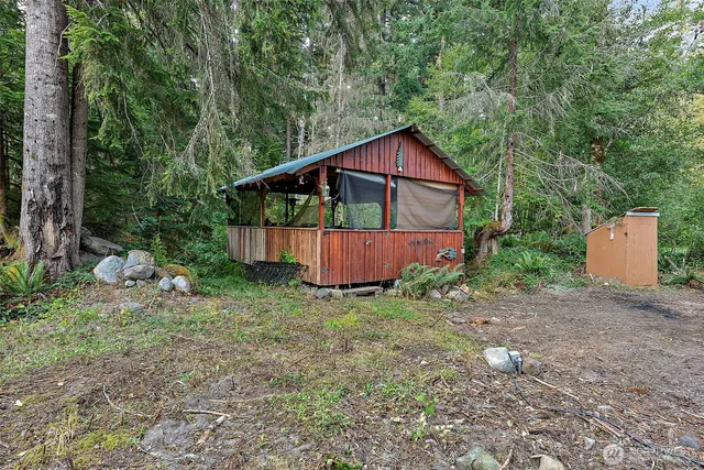 a view of a small house with a yard