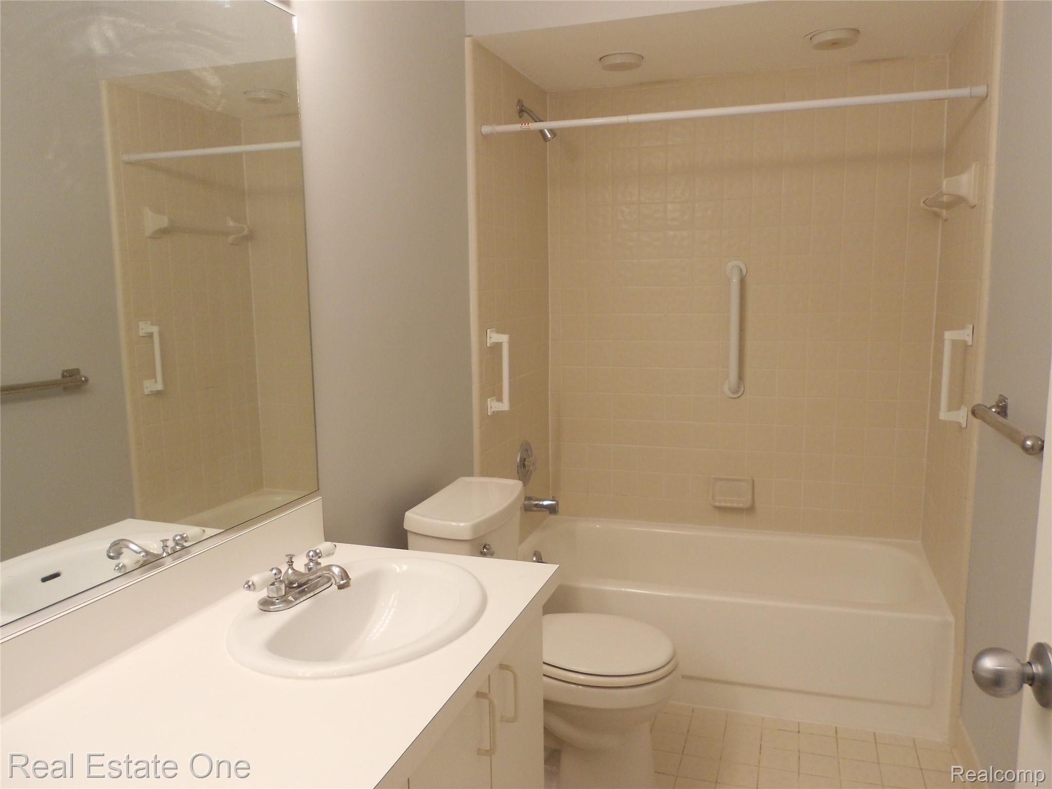30414 Orchard Lake Road, Unit 10 Farmington, MI 48334 - Photo 11 of 14 DSCN2845.JPG