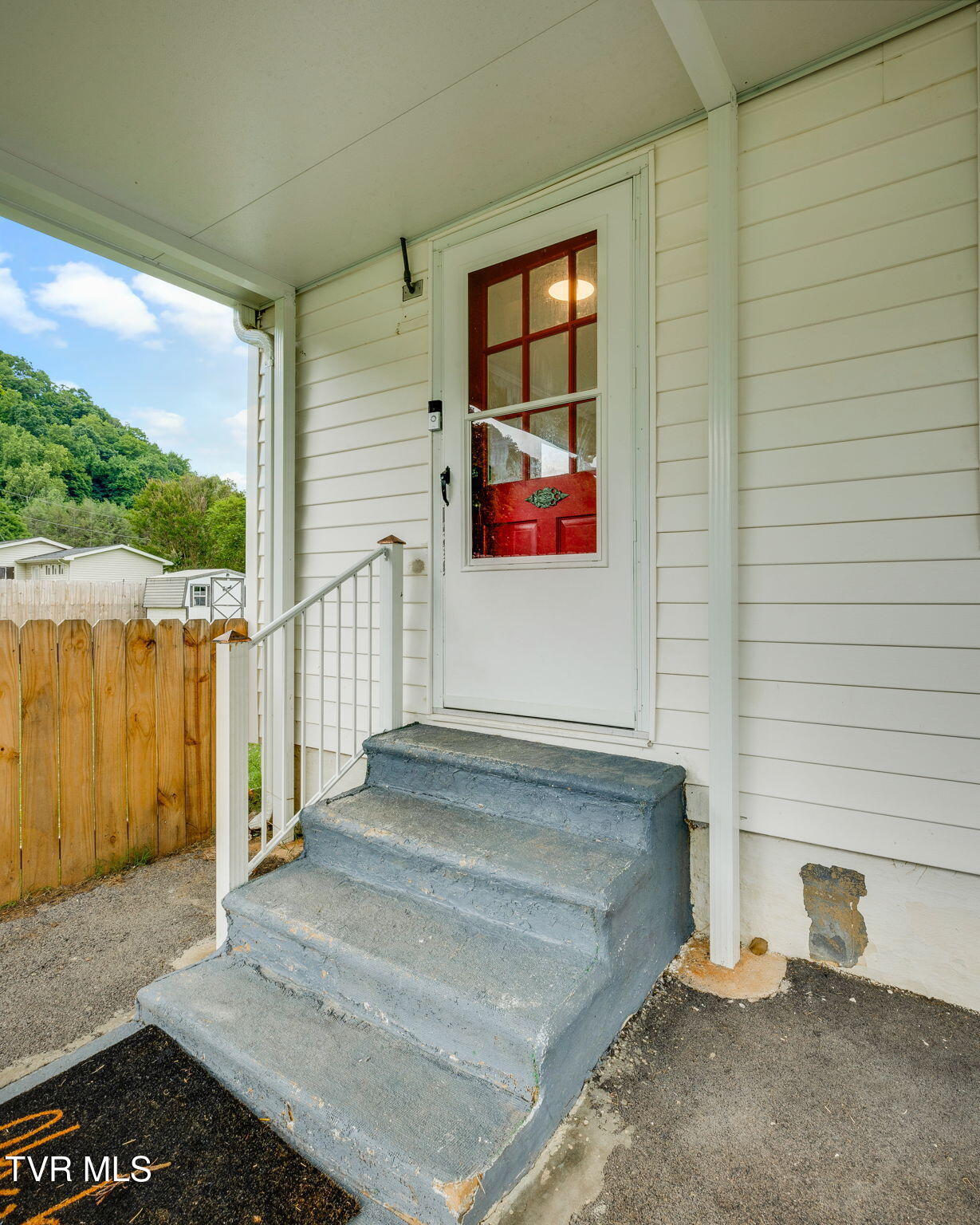 1018 Broad Street Elizabethton, TN 37643 - Photo 5 of 25 005