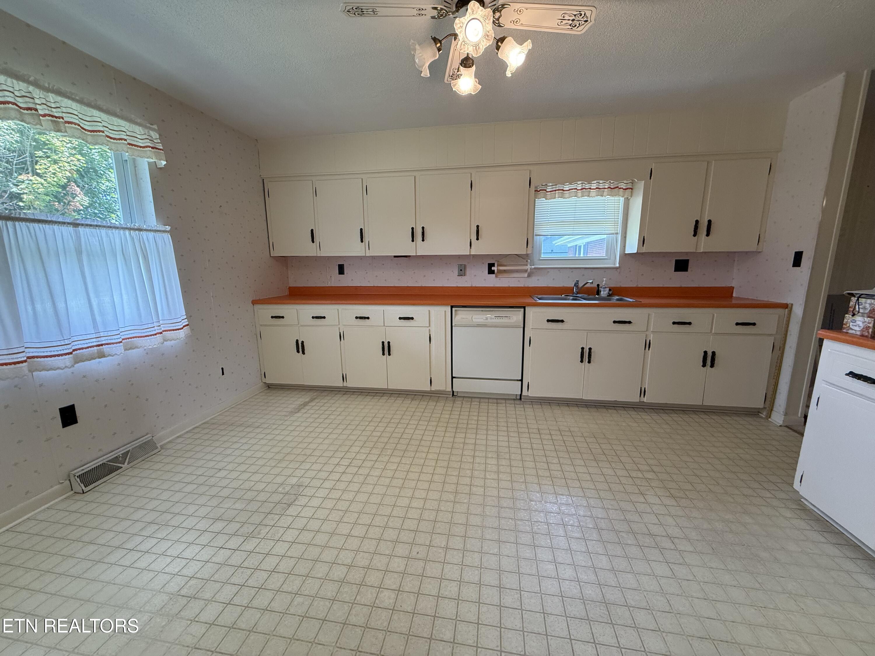 147 Meredith Road La Follette, TN 37766 - Photo 11 of 47 Kitchen