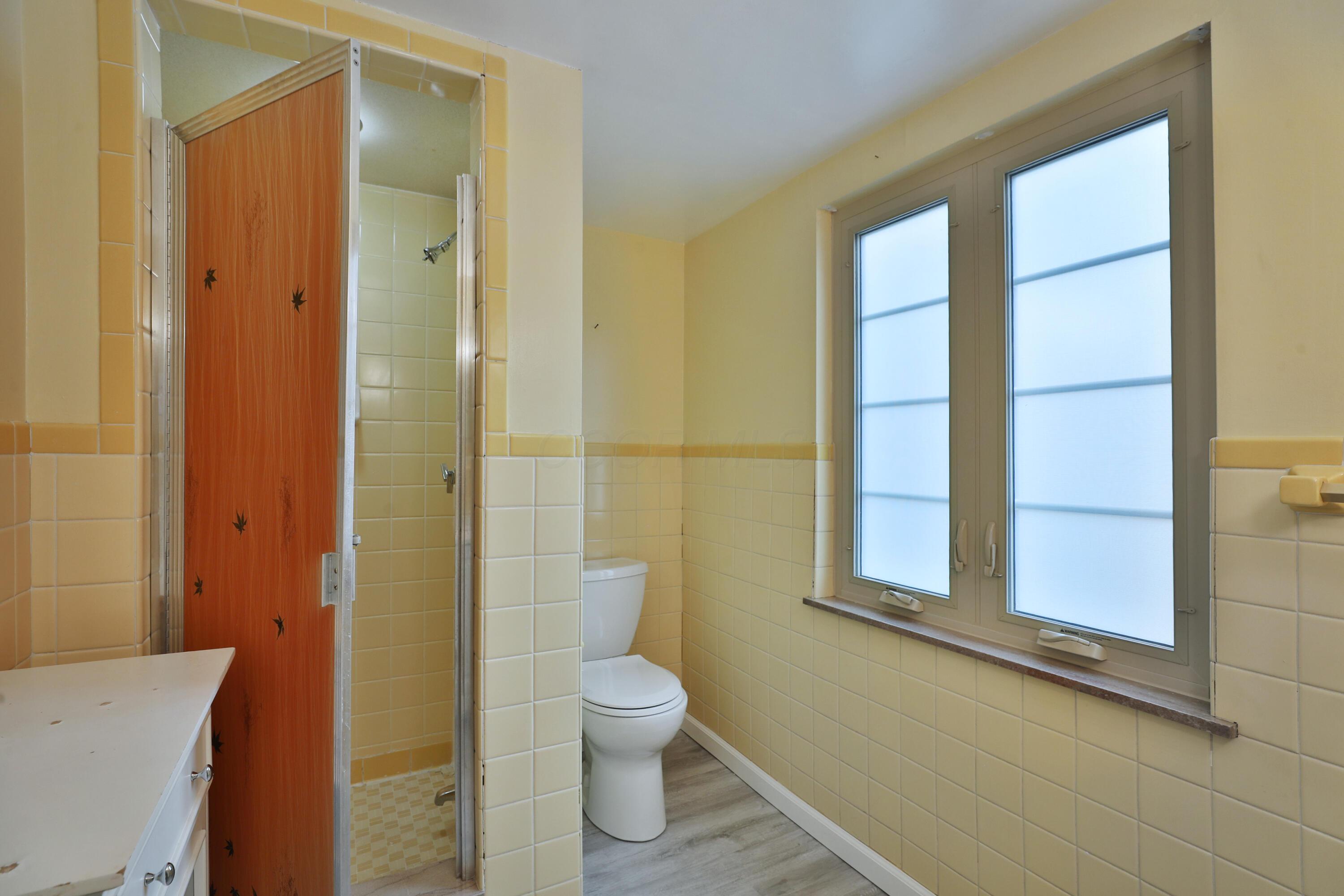 2620 Wellesley Road Columbus, OH 43209 - Photo 19 of 32 Upstairs Bath