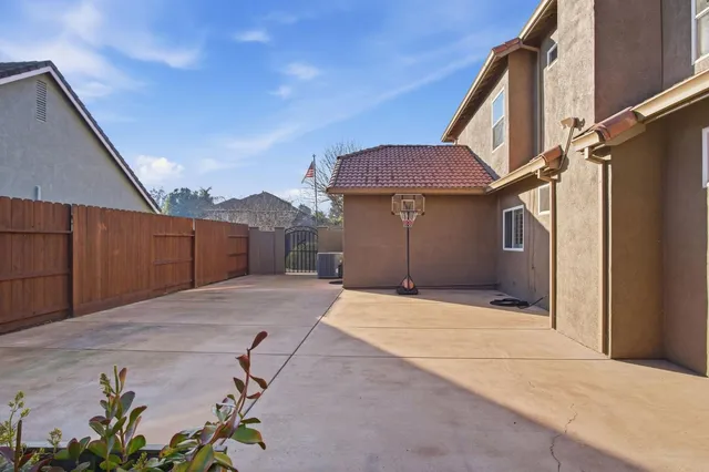a view of a house with backyard and garden