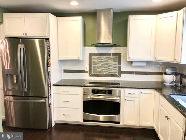15 Robin Ridge Court Parkville, MD 21234 - Photo 6 of 15 a kitchen with a stove a refrigerator and a sink