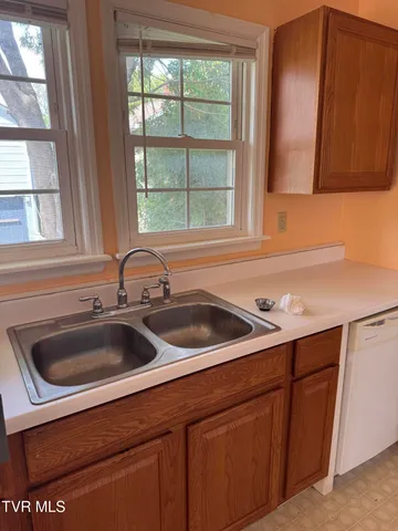 $900 | 411 Highland Avenue, Unit 2, Johnson City, TN 37604