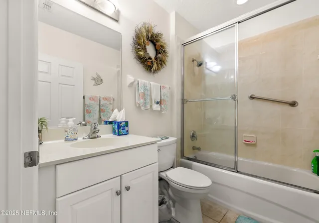 a view of a livingroom with furniture