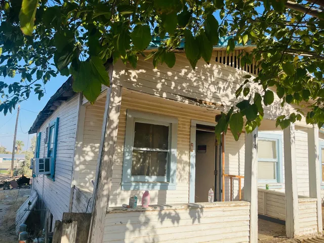 a view of a house with a tree