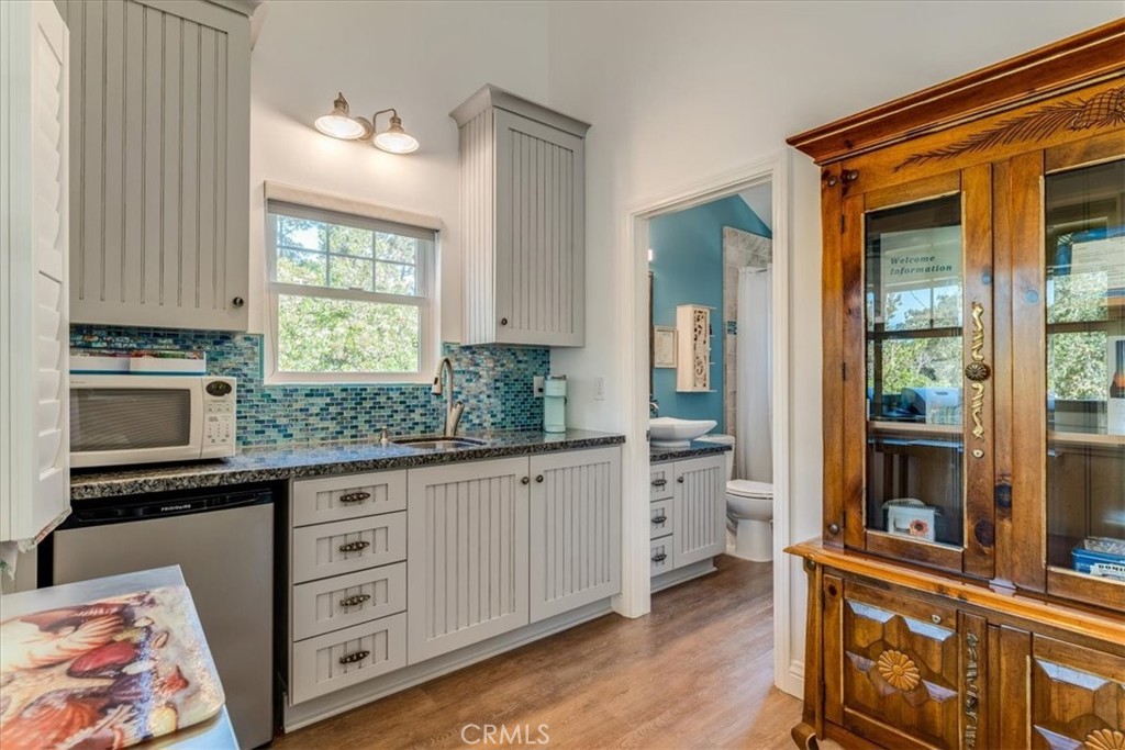 1560 Emerson Road Cambria, CA 93428 - Photo 6 of 13 Looking from the living area towards the bathroom.