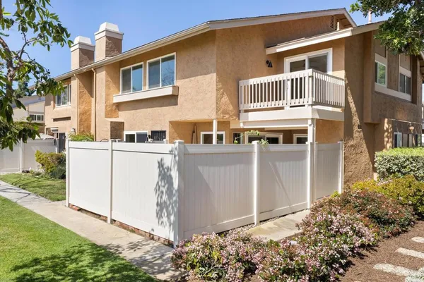 a view of a house with backyard