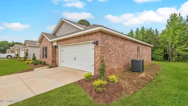$229,900 | 5014 Fox Glen Drive, Jackson, MS 39212