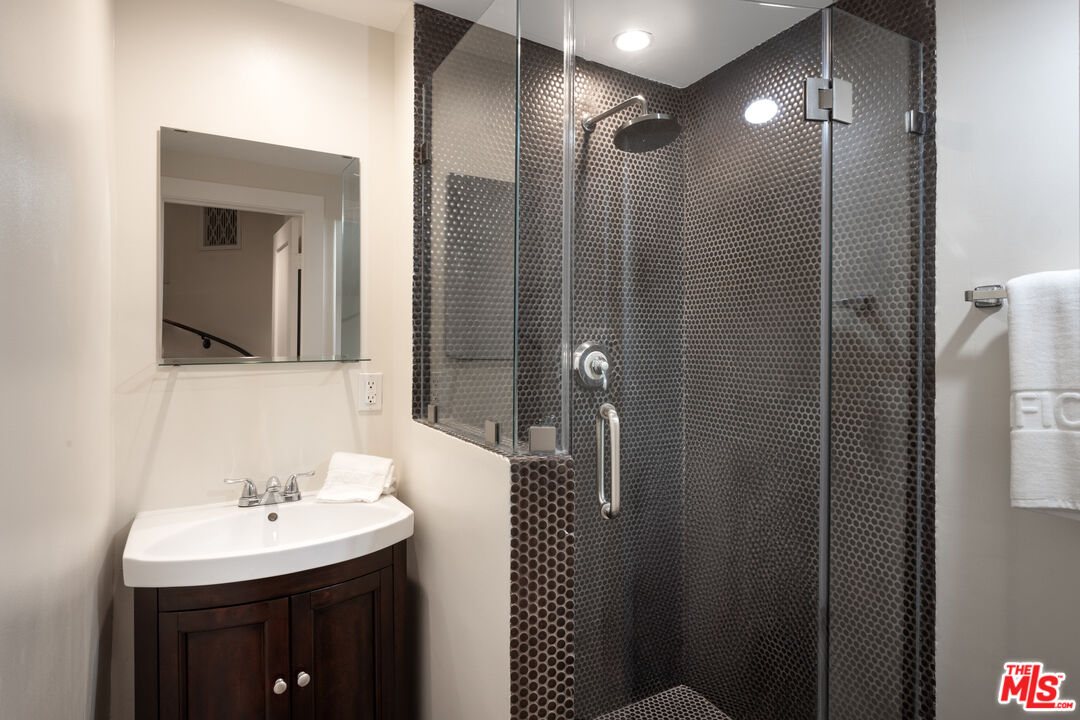 1616 Queens Road Los Angeles, CA 90069 - Photo 14 of 25 Gallery Image 14