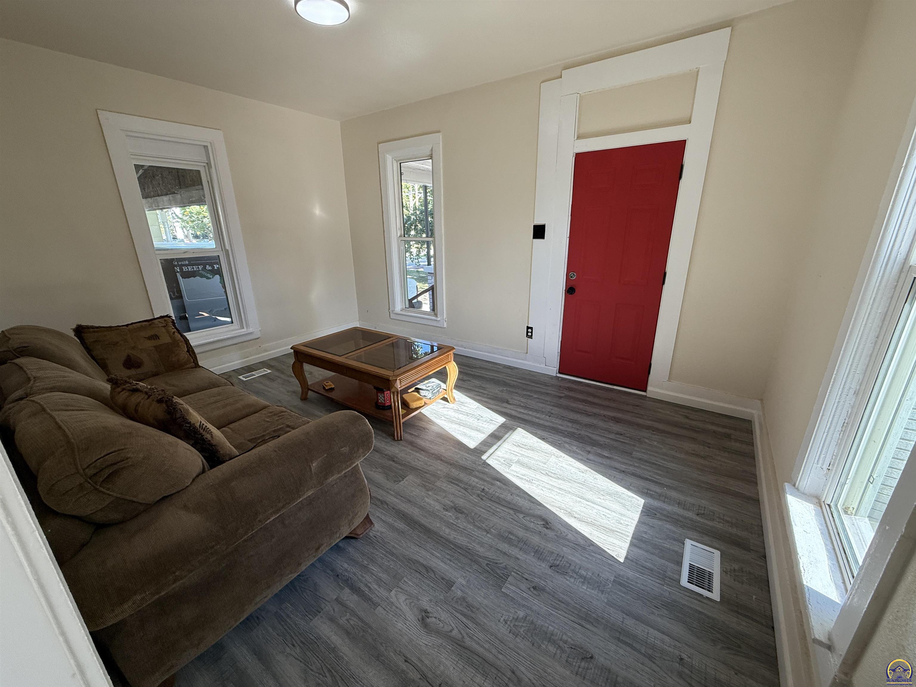 505 Southwest Clay Street Topeka, KS 66606 - Photo 4 of 20