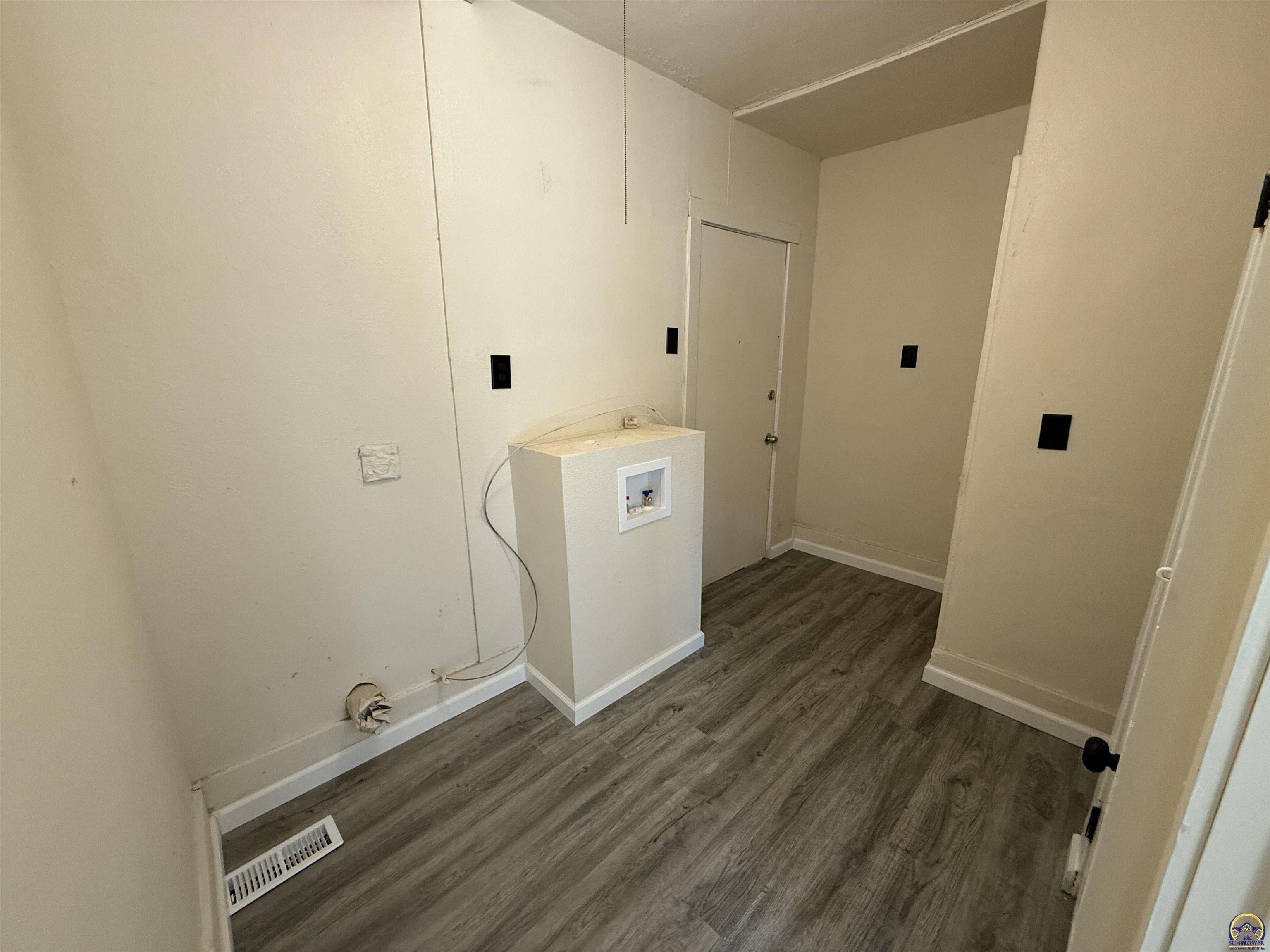 505 Southwest Clay Street Topeka, KS 66606 - Photo 8 of 20