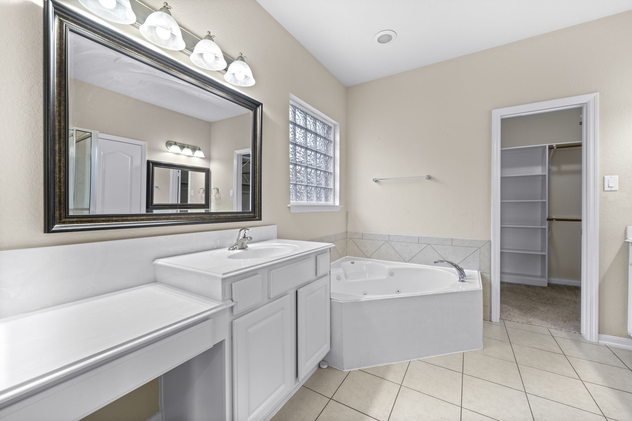 9431 Thurber Ridge Drive Spring, TX 77379 - Photo 21 of 44 Master bathroom with large soaking tub.