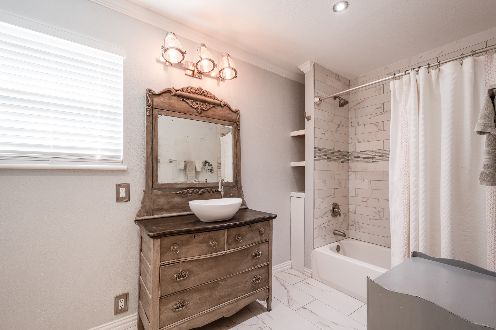 11620 Fostoria Road Cleveland, TX 77328 - Photo 11 of 26 a bathroom with a tub a sink and a large mirror