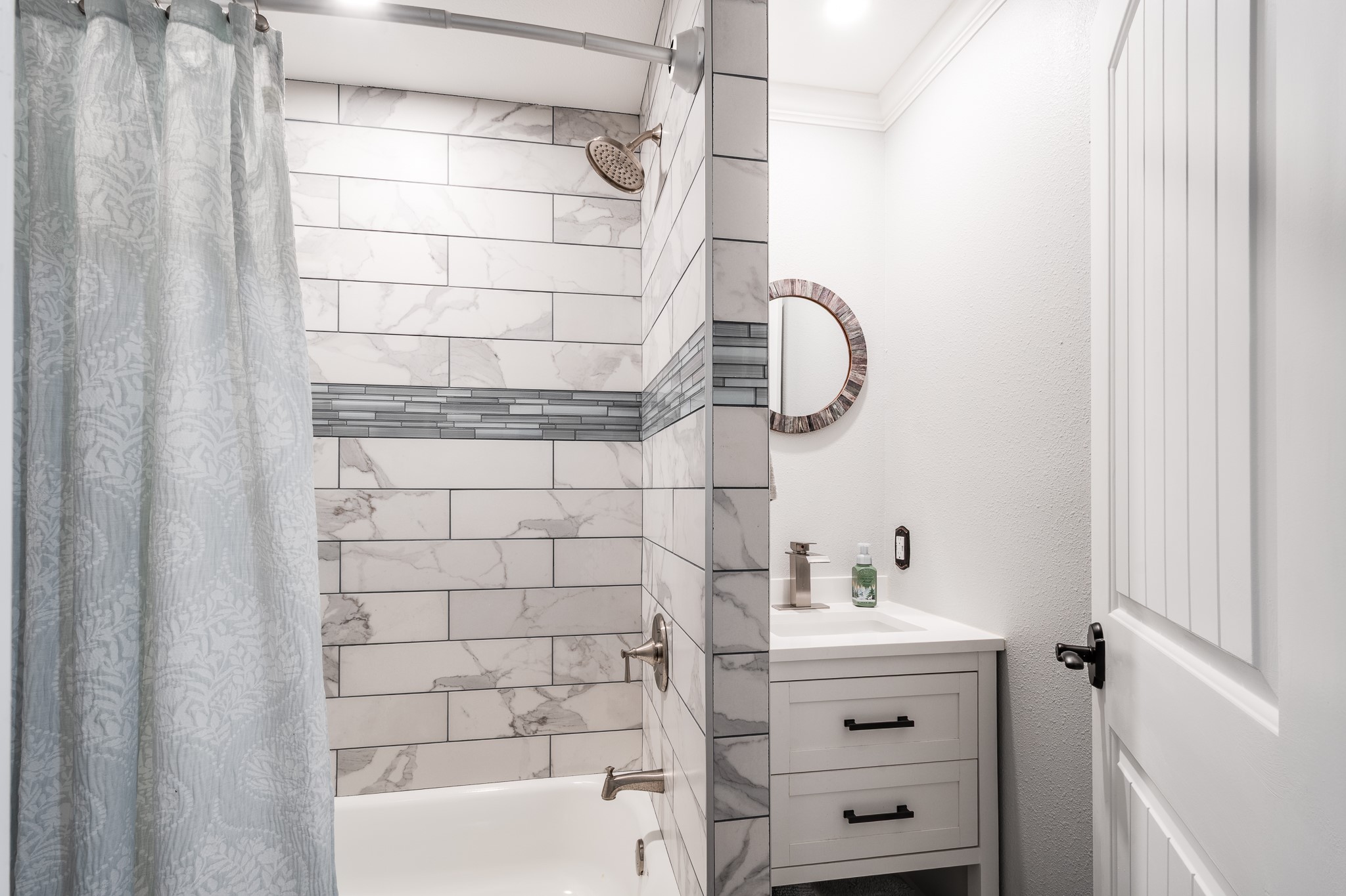 11620 Fostoria Road Cleveland, TX 77328 - Photo 18 of 26 a bathroom with a bathtub and shower