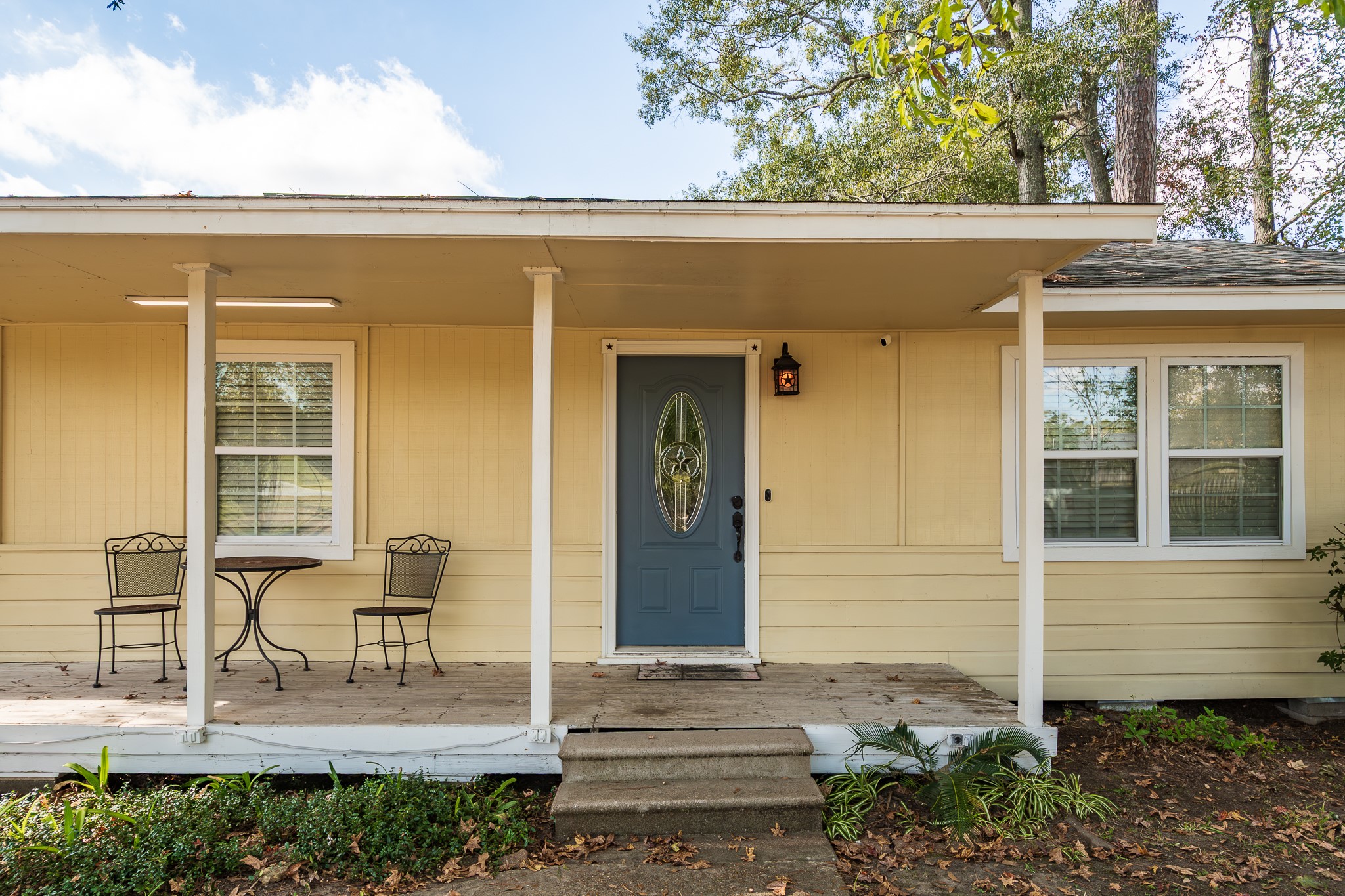 11620 Fostoria Road Cleveland, TX 77328 - Photo 2 of 26 a front view of a house with garden