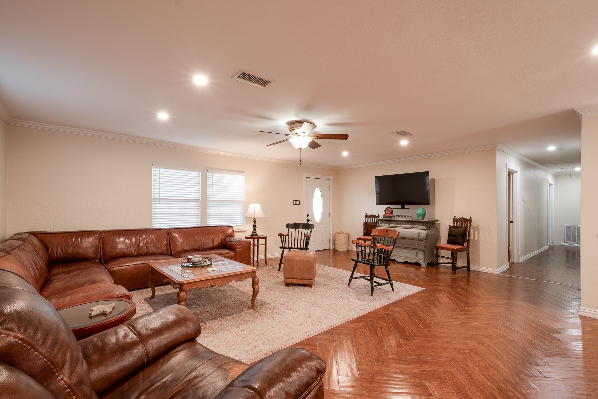11620 Fostoria Road Cleveland, TX 77328 - Photo 6 of 26 a living room with furniture and a flat screen tv