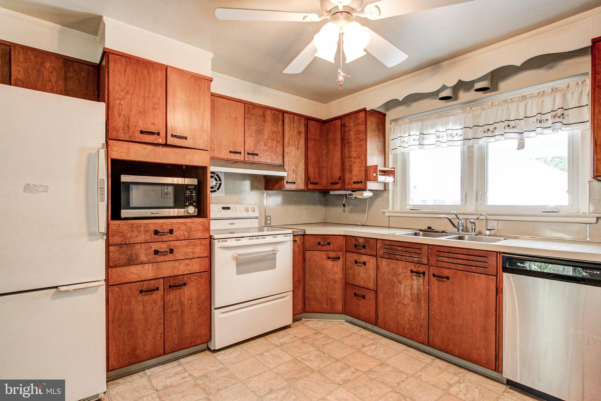 1024 Sparrow Road Audubon, PA 19403 - Photo 8 of 49 Kitchen