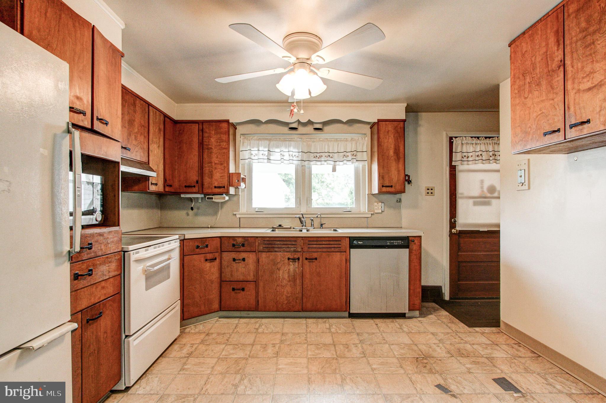 1024 Sparrow Road Audubon, PA 19403 - Photo 9 of 49 Kitchen