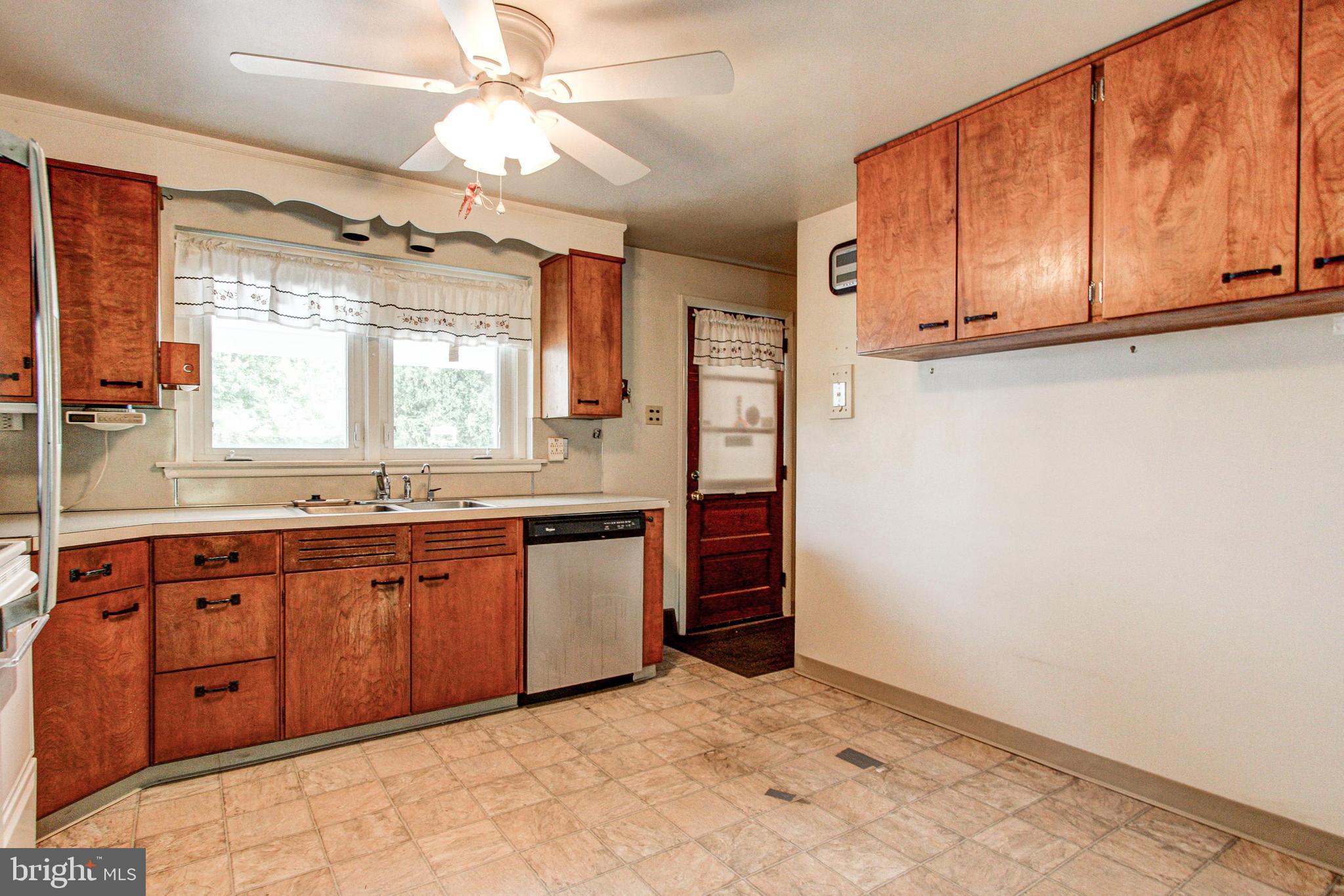 1024 Sparrow Road Audubon, PA 19403 - Photo 10 of 49 Kitchen