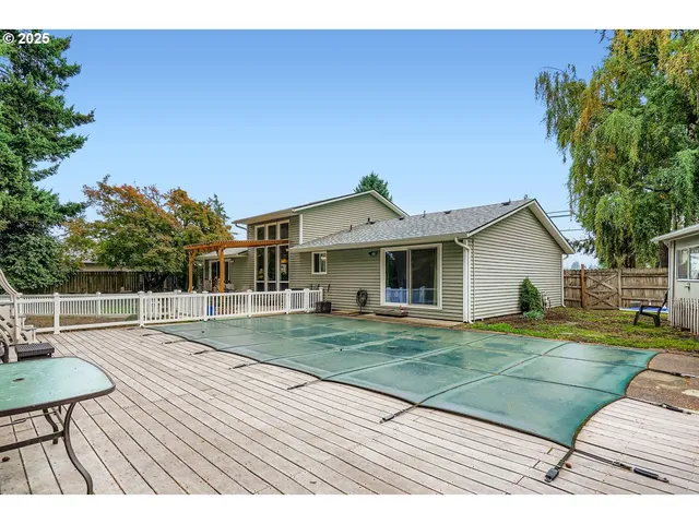a view of a house with a backyard