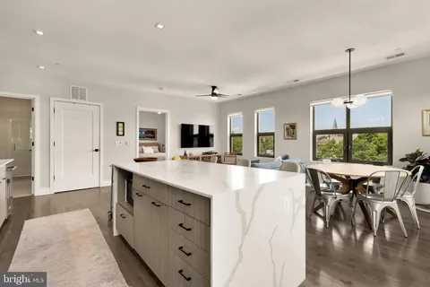 a large kitchen with kitchen island a large island in it