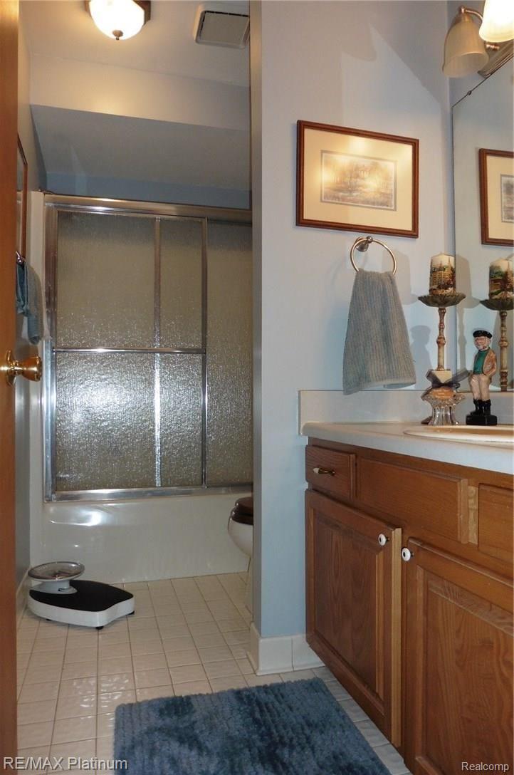 2581 Ripple Way White Lake, MI 48383 - Photo 13 of 26 FullBath.JPG