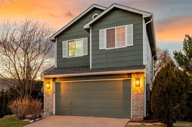 a view of a house with backyard