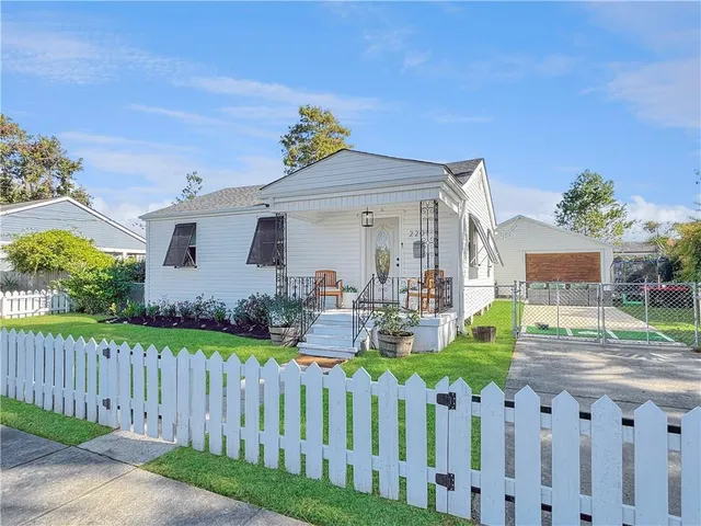 $224,500 | 2201 Lloyds Avenue, Chalmette, LA 70043