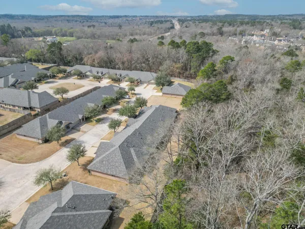a view of livingroom with furniture