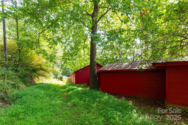 a view of yard with barn