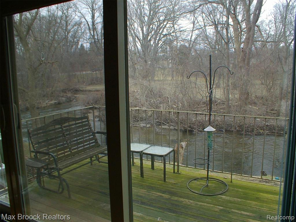 629 Oakbrook West, Unit 18 Rochester Hills, MI 48307 - Photo 2 of 7
