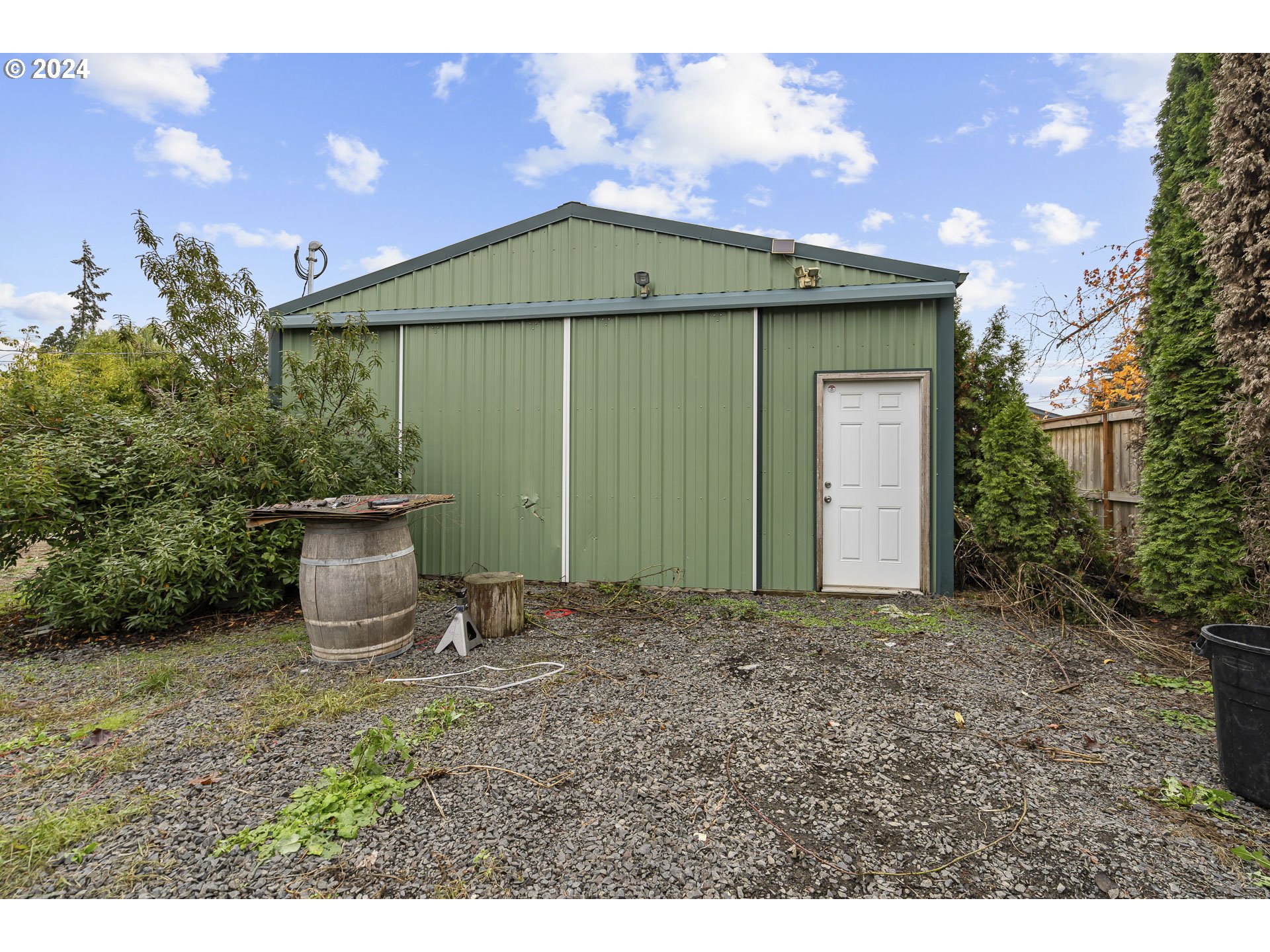 1275 30th Street Springfield, OR 97478 - Photo 23 of 28 a backyard of a house with table and chairs