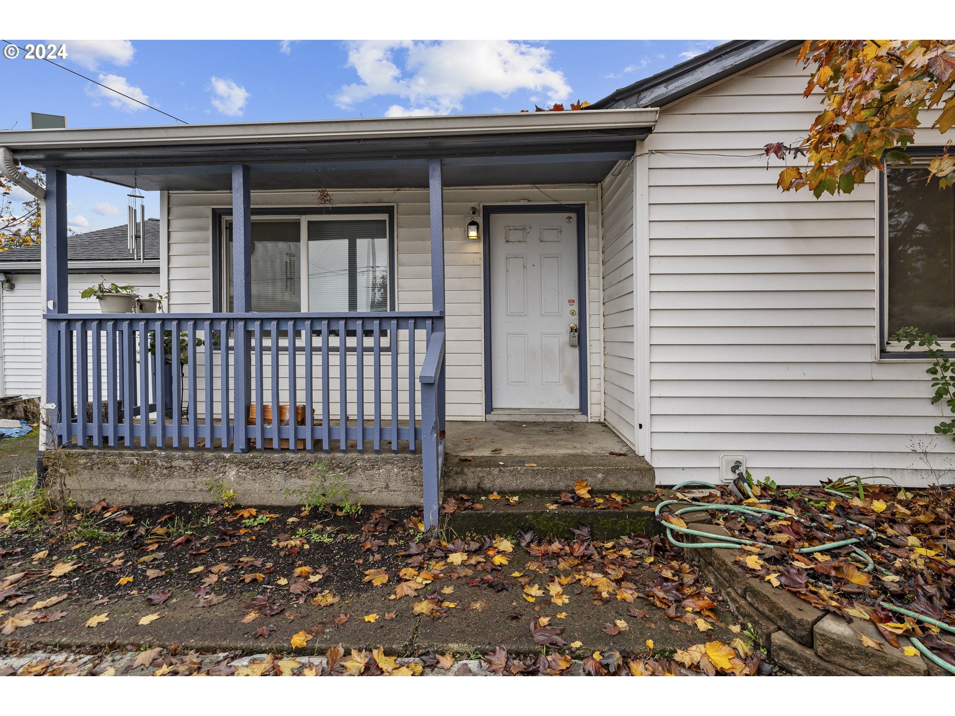 1275 30th Street Springfield, OR 97478 - Photo 5 of 28 a front view of a house with a garden