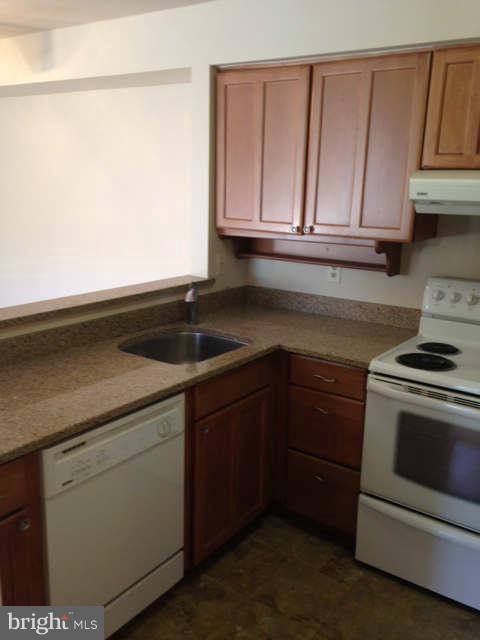 7704 Lexton Place, Unit B Springfield, VA 22152 - Photo 3 of 12 Kitchen