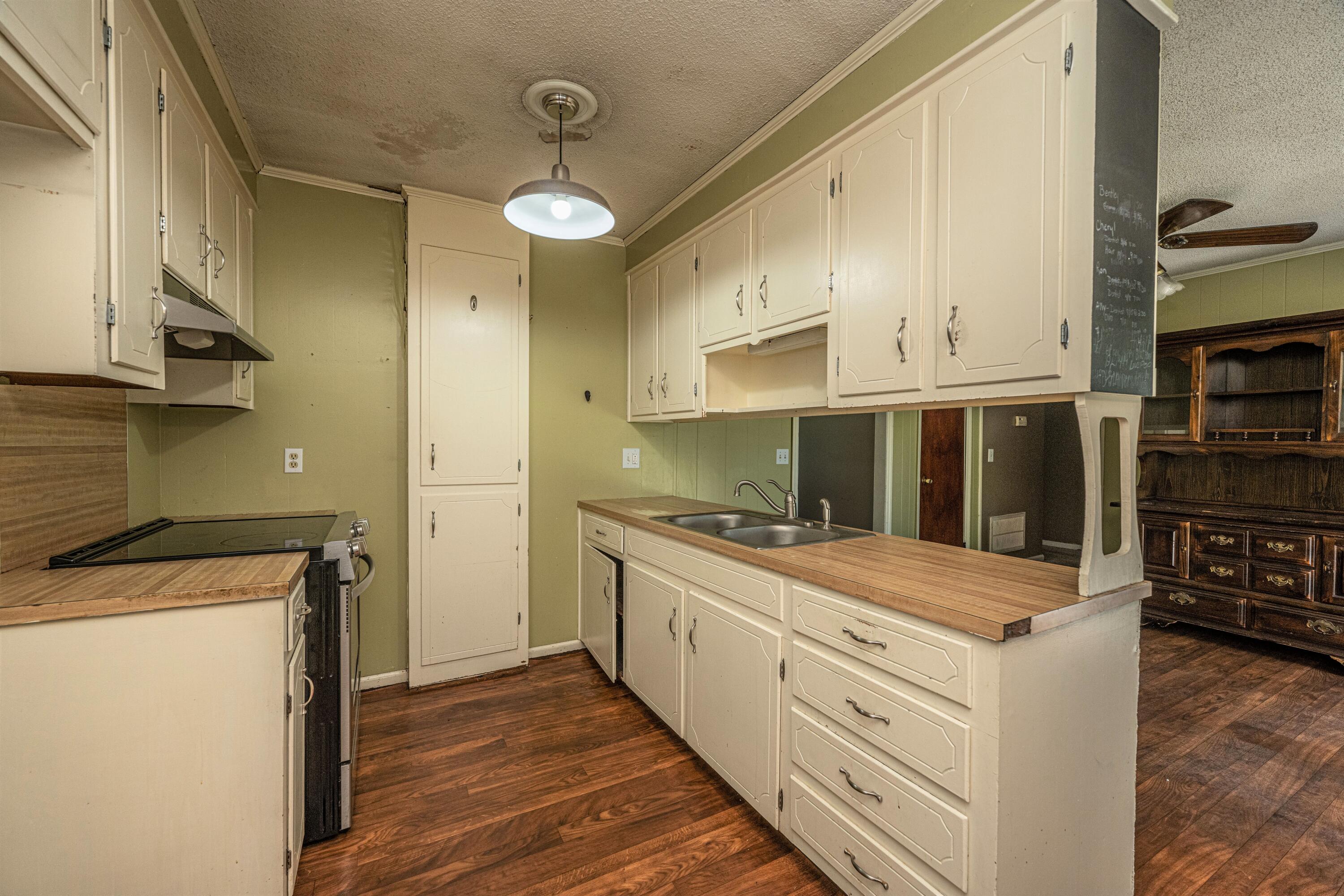 915 Miles Jamison Road Summerville, SC 29485 - Photo 10 of 34 Kitchen with chalk wall