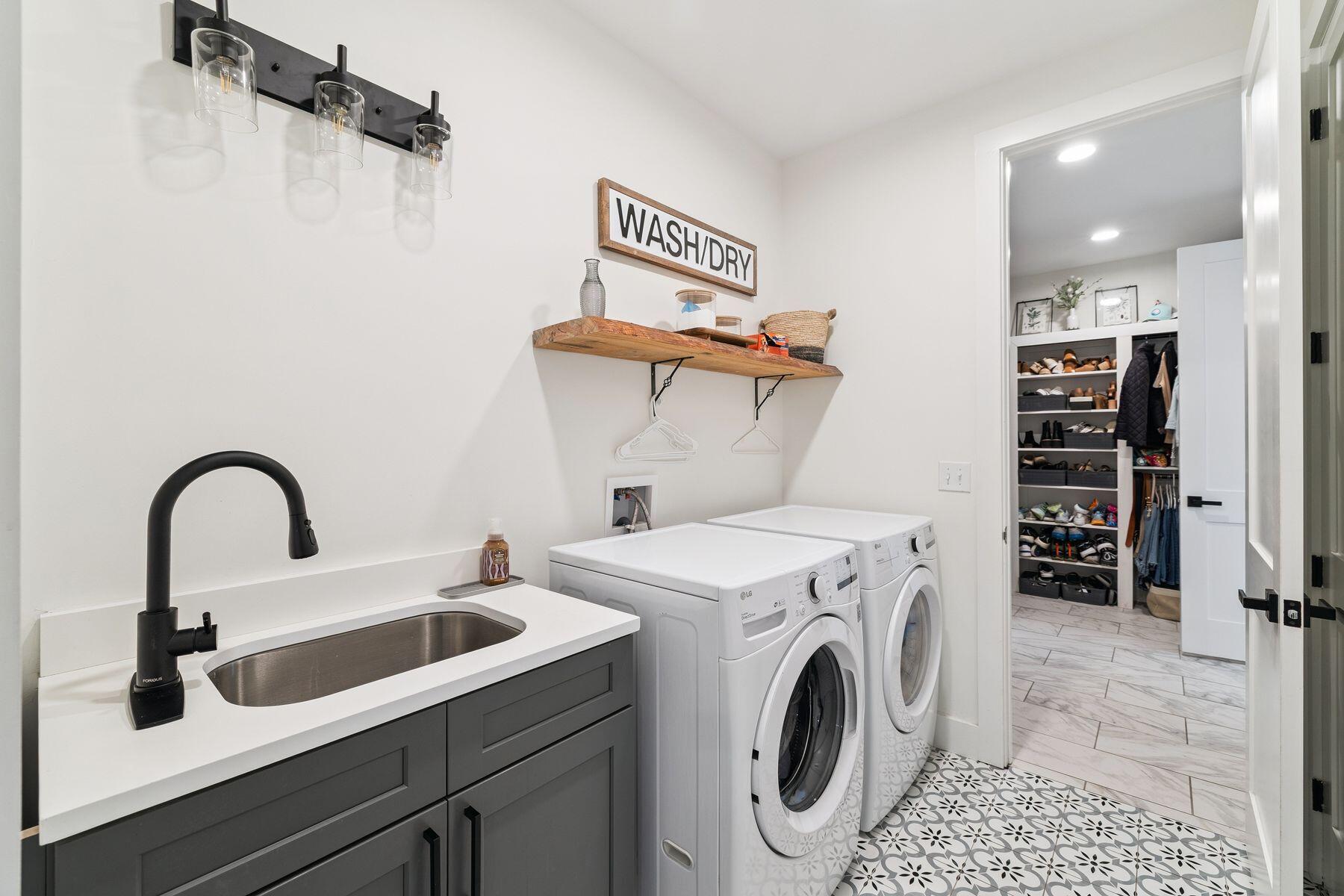 934 Bay Grove Road Freeport, FL 32439 - Photo 28 of 37 a utility room with dryer and washer
