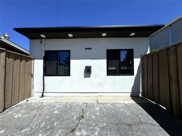 $2,400 | 19219 Hartland Street, Reseda, CA 91335